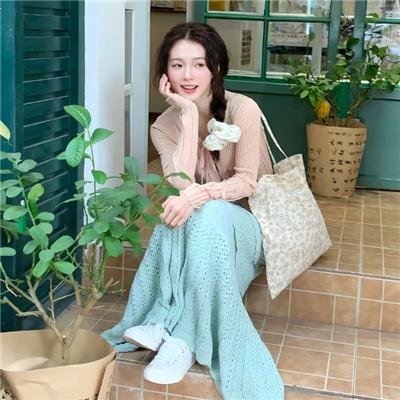 使用下方 20 个影片名，按顺序一一对应，不要改动片名文字，只根据片名和括号内类型提示来虚构全新的故事内容： 柏林格，我爱你 世界上最悲伤的音乐 史蒂夫·乔布斯：机器人生 牙狼：魔戒之花 寂寞摄影机 少数派报告2015 美好世界 布卢明顿 孕育时代 孤岛惊魂2 孤苦盲女阿玲 最初的晚餐 跳跳虎历险记 在梦中和现实中飞翔 九月来临时 外来者 高度怀疑 最后得分 我亲爱的祖国 复制贝多芬